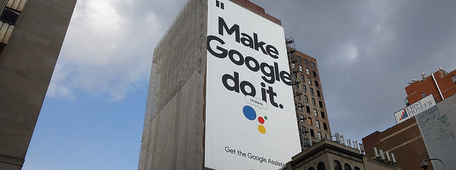 GoogleWerbung auf der First Avenue in New York, USA.