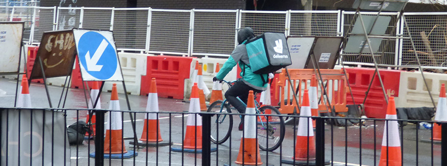 Fahrradkurier des OnlineLieferdienstes Deliveroo in Birmingham.