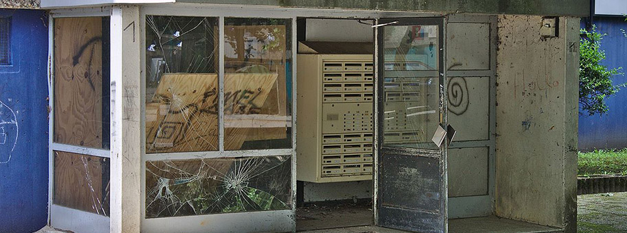 Zertrümmerter Eingangsbereich des (zum Aufnahmezeitpunkt nicht mehr bewohnten) Wohnblocks Am Wollepark 1, Delmenhorst, Niedersachsen.