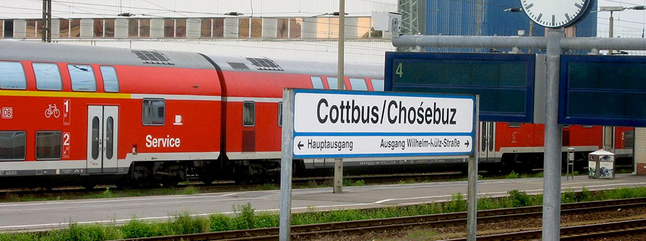 Bahnhof in Cottbus mit zweisprachigem Stationsschild (DeutschSorbisch).