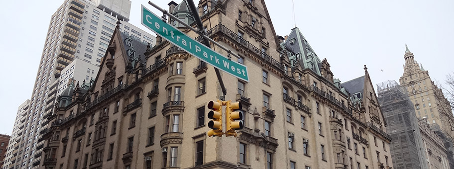 The Dakota (auch Dakota Building genannt) ist ein exklusives, traditionsreiches Apartmenthaus in New York City.