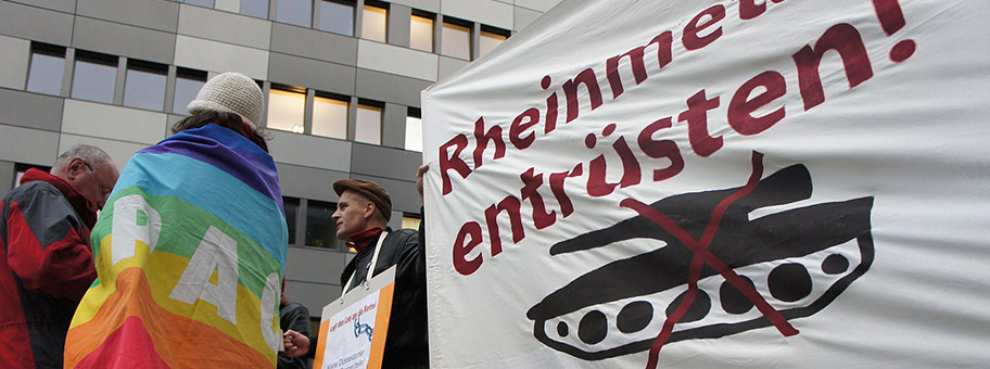 Vor der Zentrale der Rheinmetall AG, Düsseldorf am 26.10.2012 Kampagene „Aktion AufschreiStoppt den Waffenhandel”.