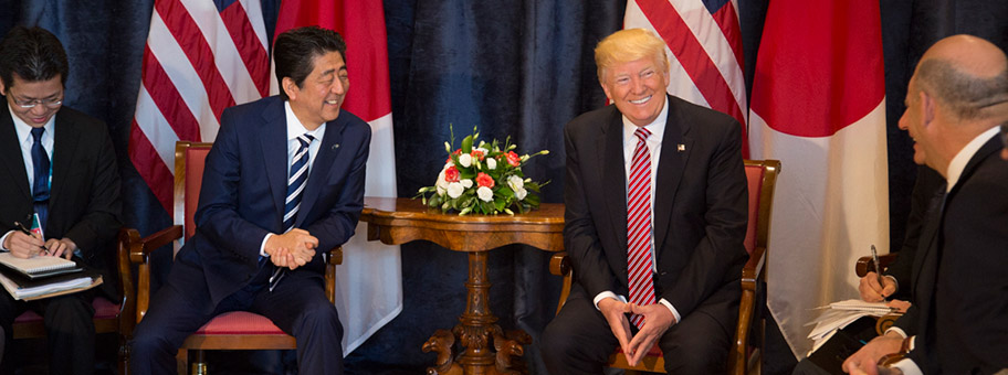 Der japanische Premierminister Shinzō Abe und USPräsident Donald Trump während des G7Gipfels in Taormina, Mai 2017.