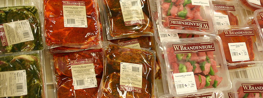 Eingeschweisstes Fleisch im Supermarkt von REWE.