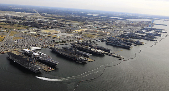 Die grösste Marinebasis der Welt. Der Stützpunkt 'Norfolk Naval Base' der United States Navy in Norfolk, Virginia, USA.