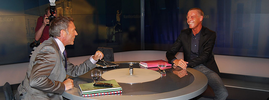 Der „Ziehsohn“ Jörg Haiders, Stefan Petzner (rechts im Bild) in einem Interview mit «Kopf und Krone»: »Es riecht nach Revolution und einem neuen Führer«.