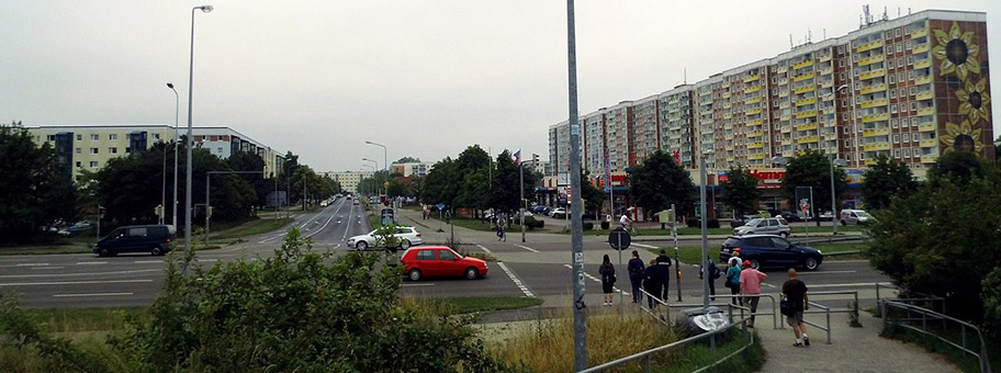 Lichtenhagens Kreuzung zentral von der SBahnBrücke.
