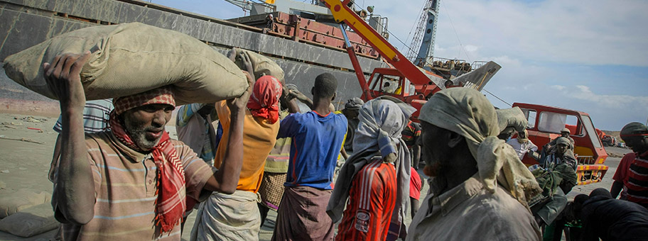 Hafenarbeiter in Mogadischu, Somalia.