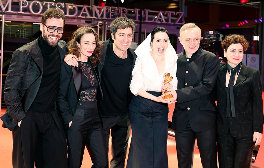 Die Crew von “Gelbe Briefe (Yellow Letters)” auf dem roten Teppich an der Berlinale 2026.