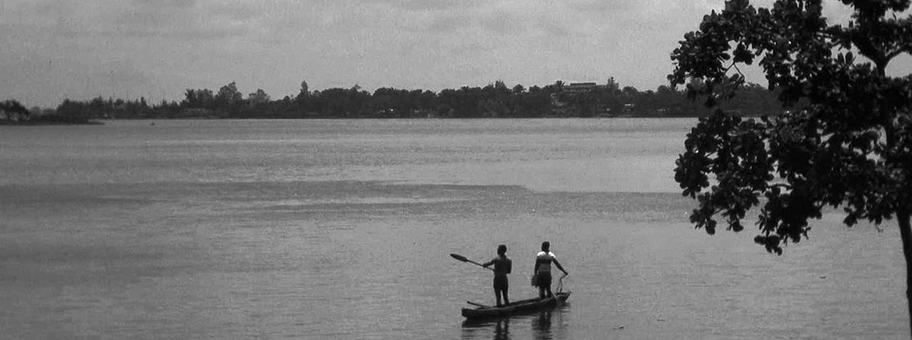 Fischer in einer Lagune vor Abidjan, Elfenbeinküste.