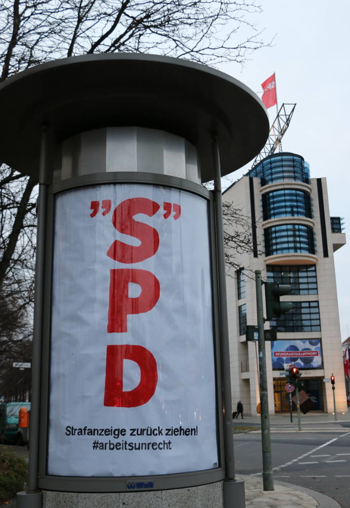 Adbusting vor der SZentrale.