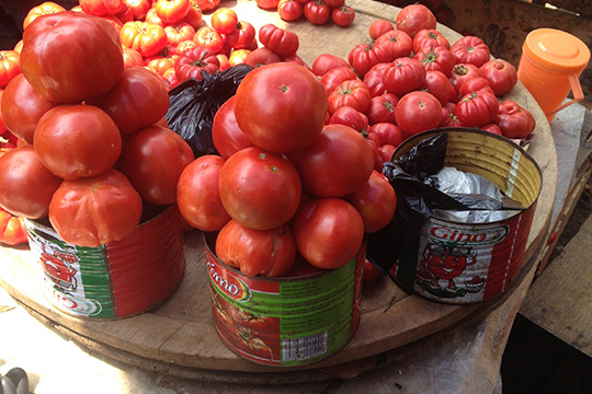 Die Gino-Tomatenbüchsen sind auf allen Märkten in Ghana omnipräsent und werden rege gekauft.