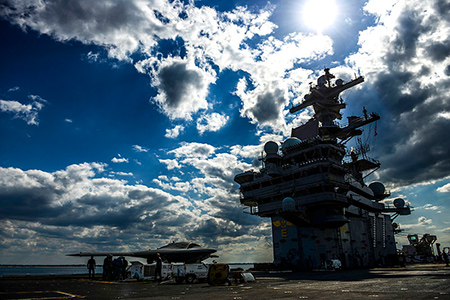 Eine Northrop Grumman X47B Drohne auf dem Flugzeugträger USS George H.W.