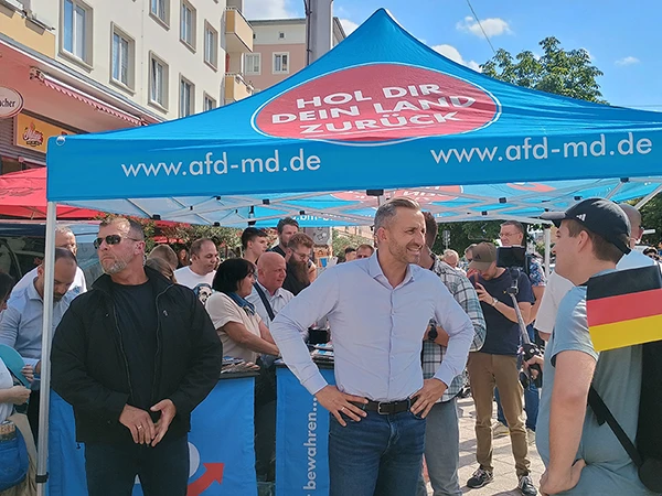 Der Spitzenkandidat der AfD, Ulrich Siegmund, hält im Rahmen seines Wahlkampfs für die Landtagswahl 2026 in Sachsen-Anhalt eine Wahlkampfveranstaltung ab und trifft sich mit Wählern in der Magdeburger Innenstadt, 28. Juli 2026.