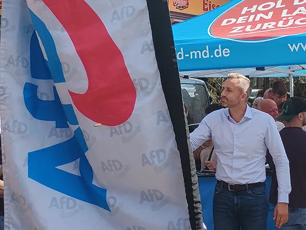 Der Spitzenkandidat der AfD, Ulrich Siegmund, hält im Rahmen seines Wahlkampfs für die Landtagswahl 2026 in Sachsen-Anhalt eine Wahlkampfveranstaltung ab und trifft sich mit Wählern in der Magdeburger Innenstadt.