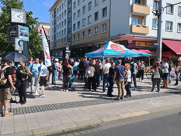 Der Spitzenkandidat der AfD, Ulrich Siegmund, hält im Rahmen seines Wahlkampfs für die Landtagswahl 2026 in Sachsen-Anhalt eine Wahlkampfveranstaltung ab und trifft sich mit Wählern in der Magdeburger Innenstadt, 28. Juli 2026.
