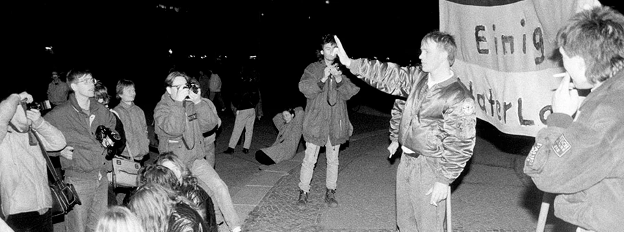 Bei einer Montagsdemonstration in Leipzig posieren Neonazis vor Journalisten, Januar 1990.