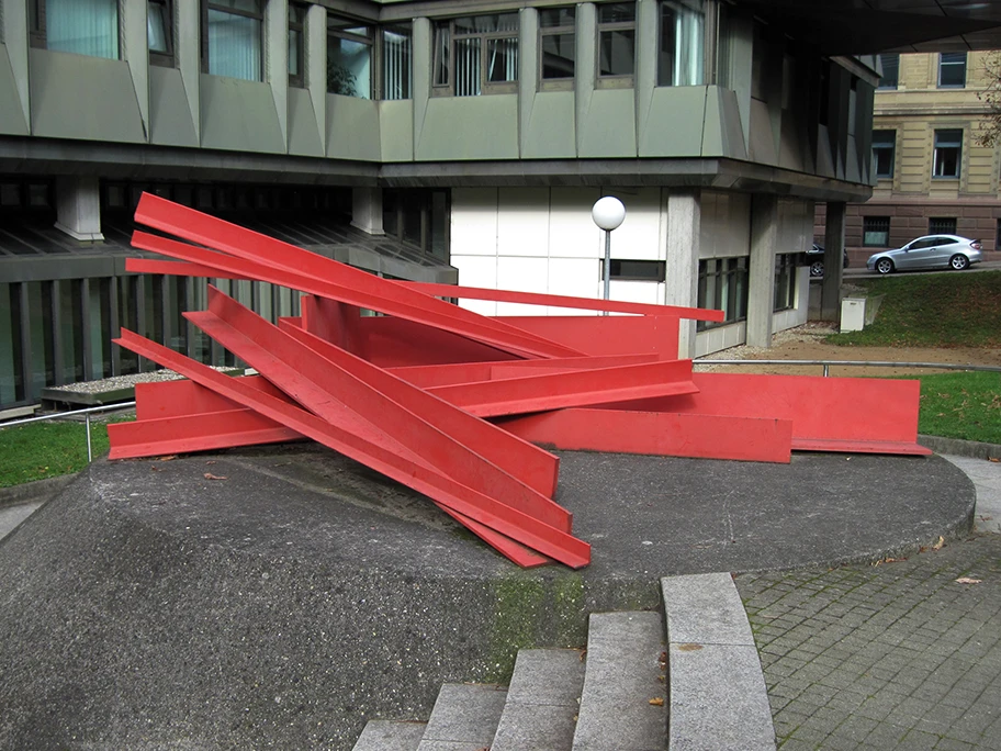 Skulptur an der Olgastrasse vor dem Oberlandesgericht in Stuttgart.