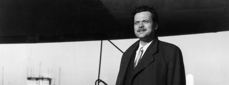 Orson Welles auf dem Flughafen Schiphol in Amsterdam, Januar 1948.