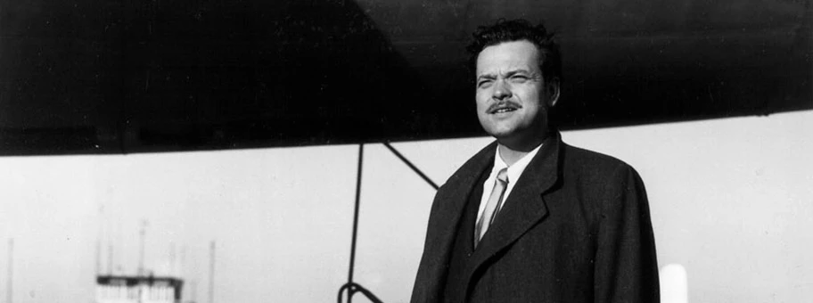 Orson Welles auf dem Flughafen Schiphol in Amsterdam, Januar 1948.