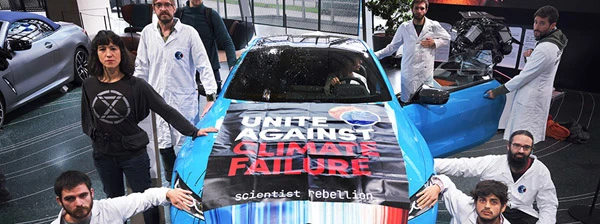 Protestaktion in den Ausstellungsräumen der BMW in München am Samstag 26. Oktober 2022.