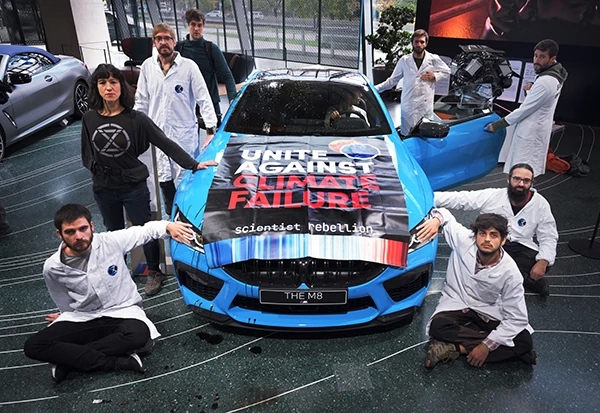 Protestaktion in den Ausstellungsräumen der BMW in München am Samstag 26. Oktober 2022.