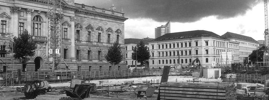 Simsonplatz in Leipzig mit Bundesverwaltungsgericht (links) und Landgericht (rechts).