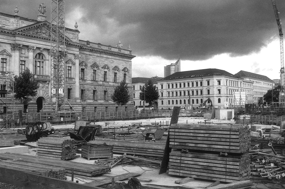 Simsonplatz in Leipzig mit Bundesverwaltungsgericht (links) und Landgericht (rechts).