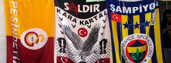 Mahnwache von Fussbalfans anlässlich der Gezi-Proteste am Klagesmarkt in Hannover. Die drei Fussball-Vereine, deren Fahnen hier nebeneinanderhängen, haben sich anlässlich der Proteste in der Türkei 2013 zusammengeschlossen.