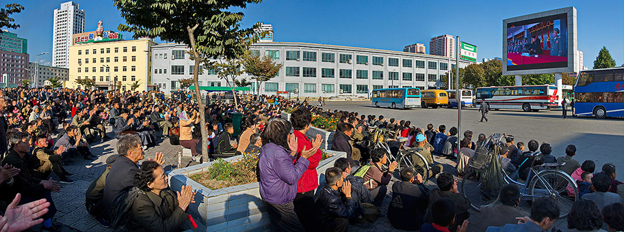 Nordkorea 2015 - Pjöngjang - Public Viewing am Bahnhofsplatz.