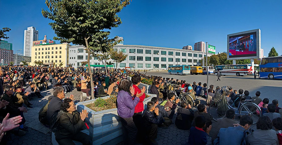 Nordkorea 2015 - Pjöngjang - Public Viewing am Bahnhofsplatz.