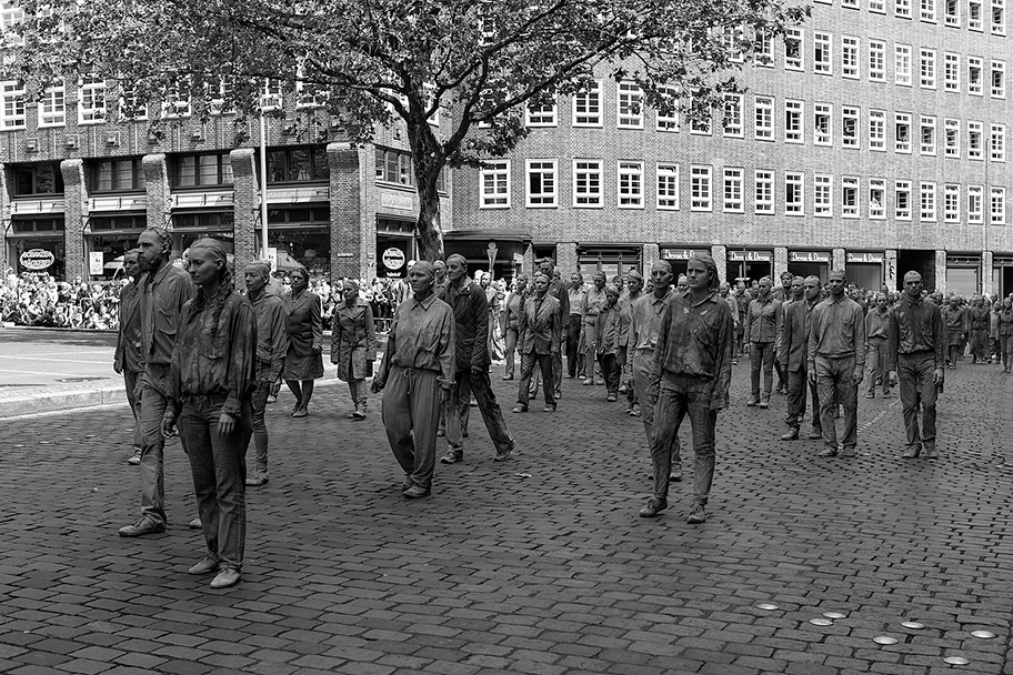 1000 Gestalten - KunstAktion zum G20-Gipfel auf dem Burchardplatz in Hamburg.