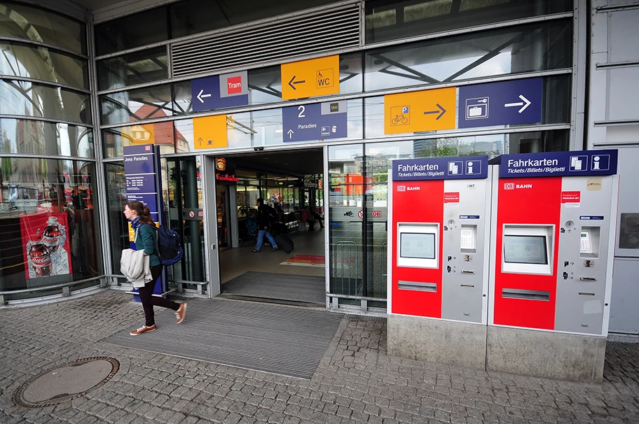 Haupteingang am Bahnhof Jena Paradies.