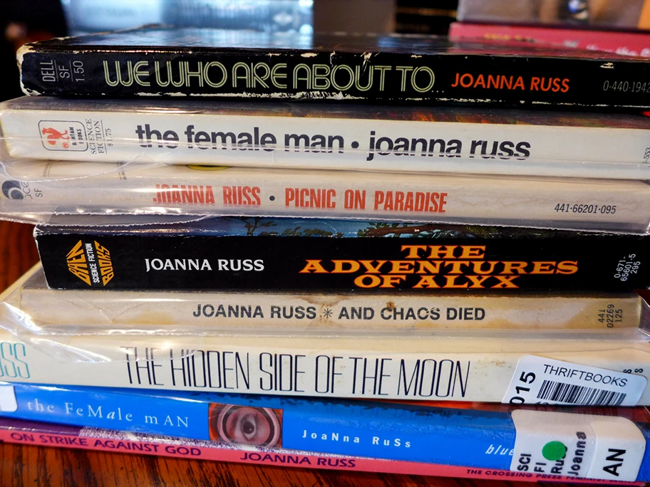 Bücherstapel mit Werken von Joanna Russ.