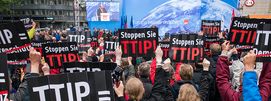 Campact TTIP-Flashmob bei dem S Europawahlkampf am .2014 in Dortmund mit Spitzenkandidat Martin Schulz.