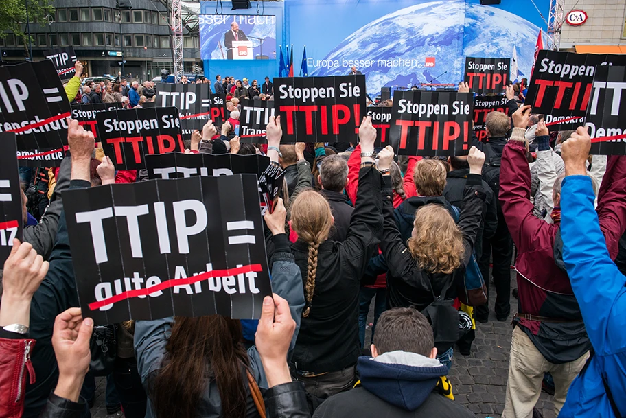 Campact TTIP-Flashmob bei dem S Europawahlkampf am .2014 in Dortmund mit Spitzenkandidat Martin Schulz.