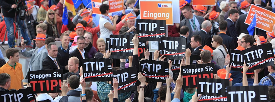 TTIP Flashmob am 17. Mai 2014 in Hamburg bei einer Wahlkampfveranstaltung der CDU auf dem Fischmarkt mit Angela Merkel.