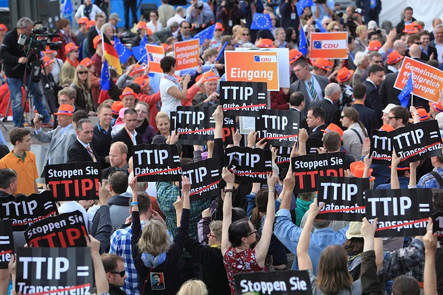 TTIP Flashmob am 17. Mai 2014 in Hamburg bei einer Wahlkampfveranstaltung der CDU auf dem Fischmarkt mit Angela Merkel.