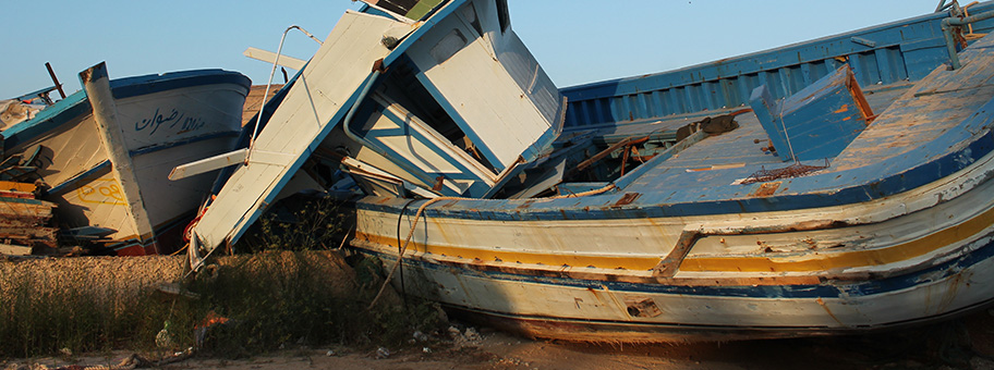 Alte Boote auf Lampedusa, mit denen sich Flüchtlinge übers Mittelmeer wagten.