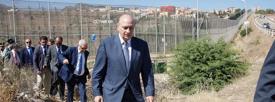 Der spanische Innenminister Jorge Fernández Díaz bei einem Besuch des europäischen Grenzzauns in Melilla, Spanien.