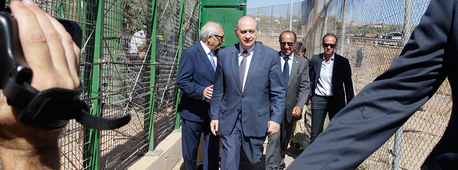 Der spanische Innenminister Jorge Fernández Díaz bei einem Besuch des europäischen Grenzzauns in Melilla, Spanien.