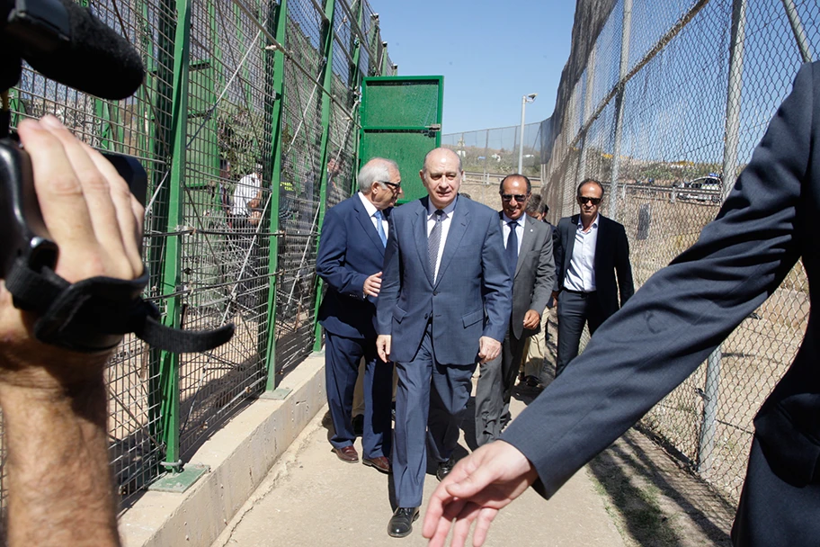 Der spanische Innenminister Jorge Fernández Díaz bei einem Besuch des europäischen Grenzzauns in Melilla, Spanien.