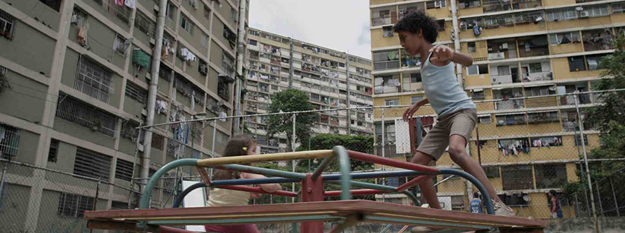 Der Film, ein Sozialdrama aus Venezuela über den Überlebenskampf in Caracas, thematisiert im Subtext die Verschleppung und jahrhundertelange Versklavung afrikanischer Menschen.