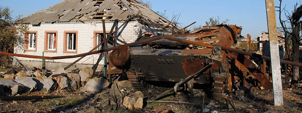 Zerstörtes Wohnhaus im Donbass.