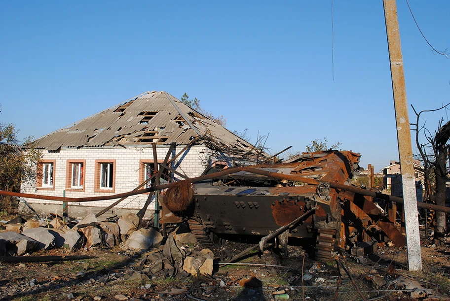 Zerstörtes Wohnhaus im Donbass.