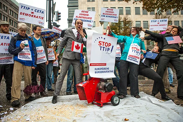 Protestaktion in Berlin gegen TTIP und CETA am 11. Oktober 2014.