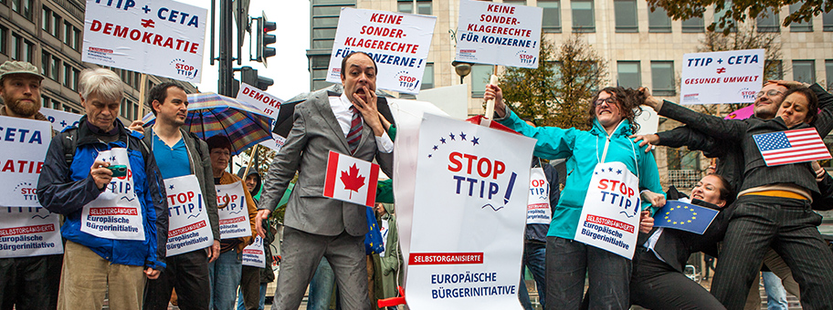 Protestaktion in Berlin gegen TTIP und CETA am 11. Oktober 2014.