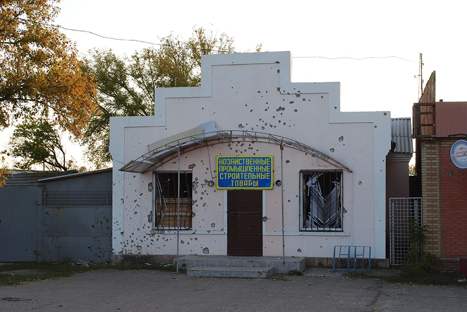 Zerstörtes Gebäude im Donbass.