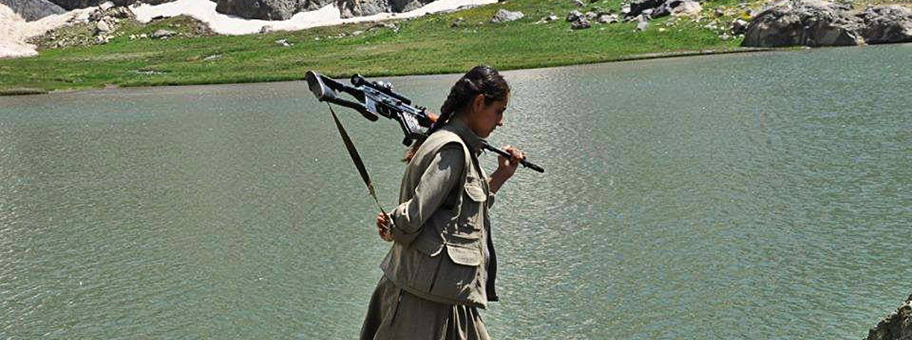 Kämpferin der kurdischen PKK-Guerilla.