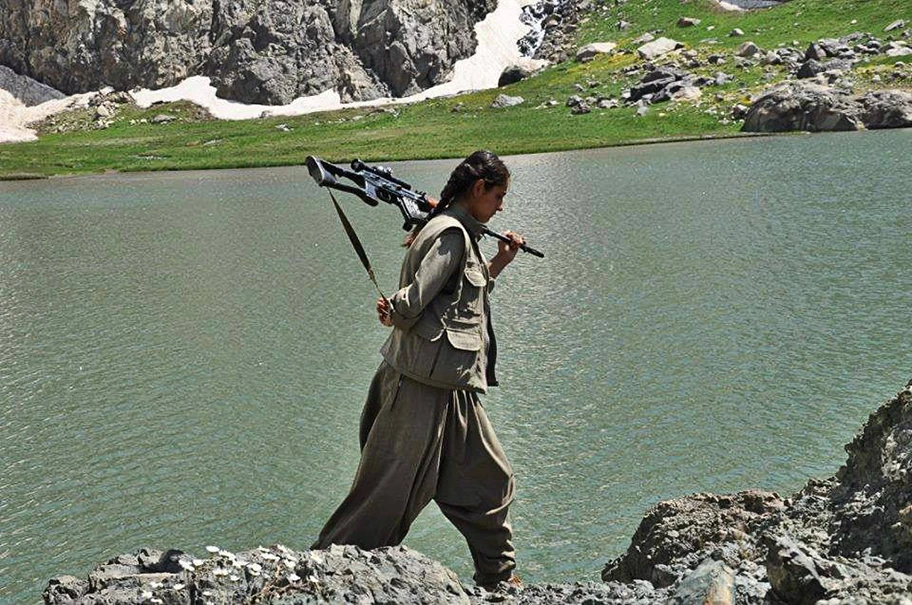 Kämpferin der kurdischen PKK-Guerilla.